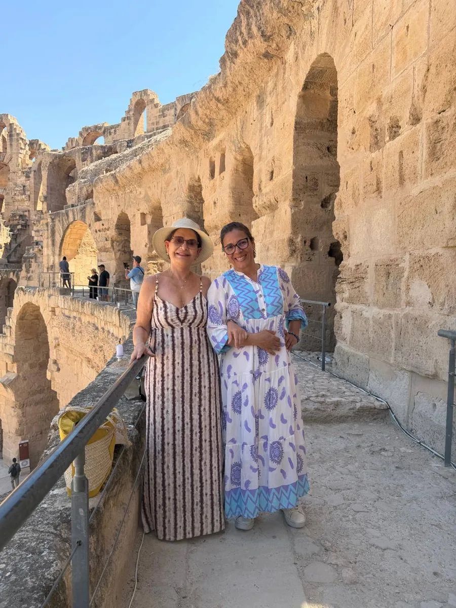 Anete e Érika juntas no Coliseu de El Jem, Tunísia
