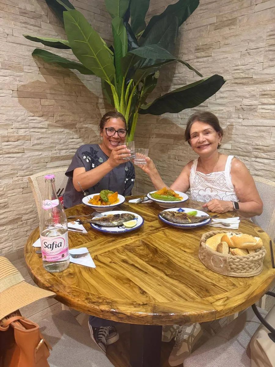 Érika e Anete degustando comida tunisiana típica em restaurante local